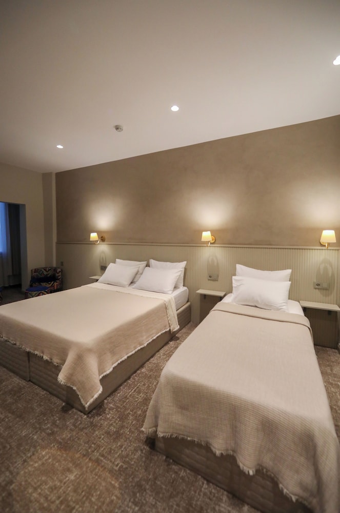 Dove Hotel 11/47