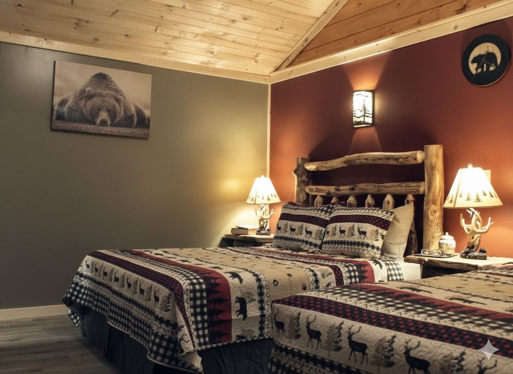 SUITE, FUTON BED, 3 QUEEN BEDS, QUEEN BED