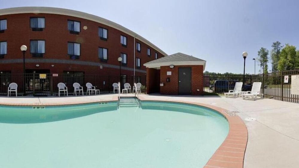 Holiday Inn Express Hotel & Suites Suffolk 1/41