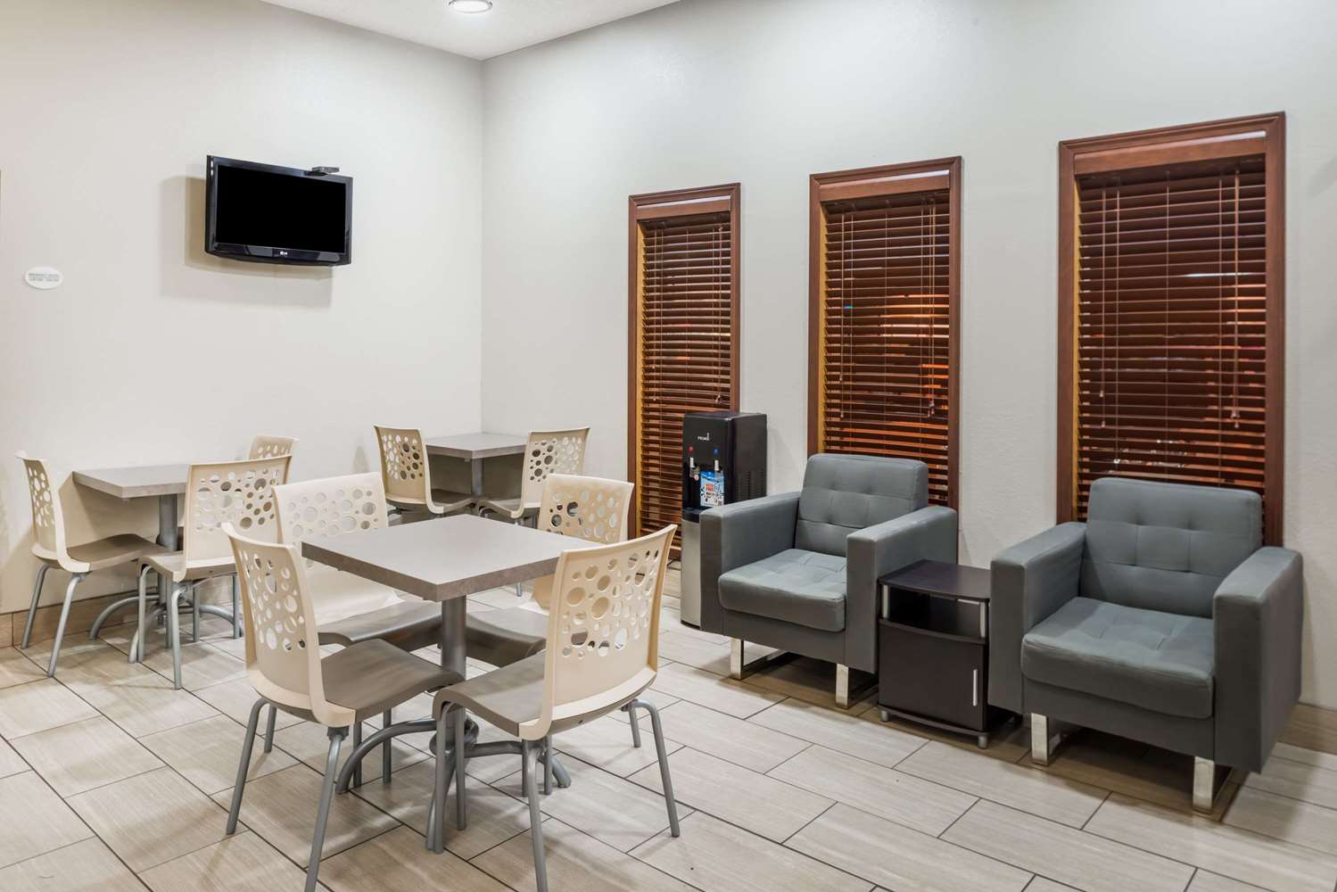 Super 8 by Wyndham West Plains 13/20