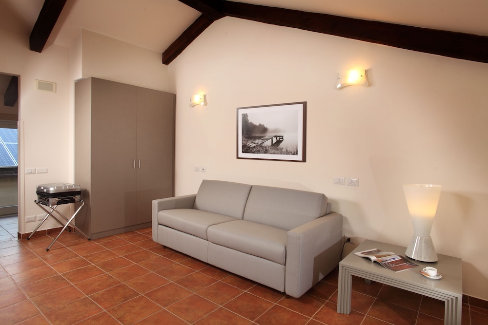 Hearth Hotel 74/92