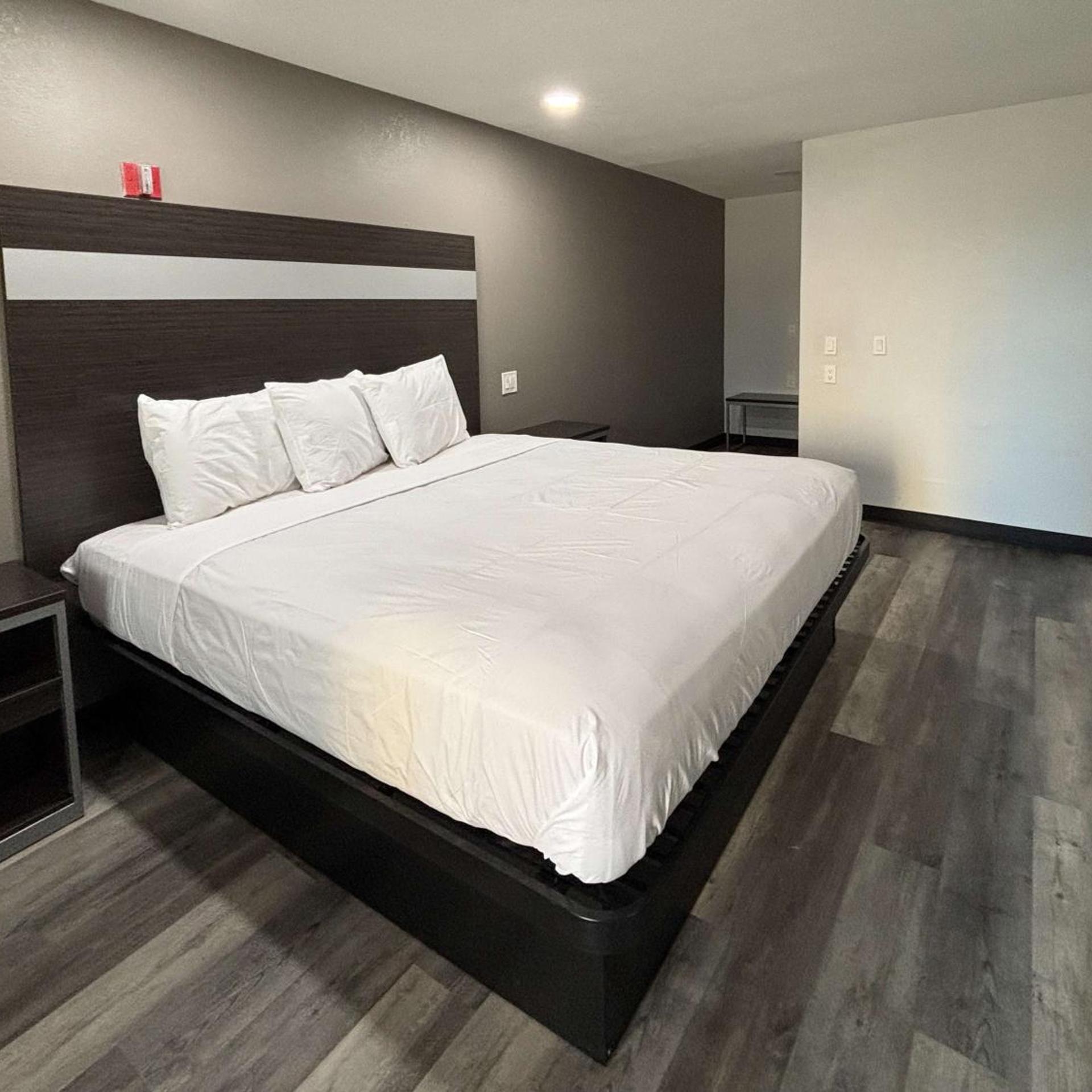 1 King Bed - Smoking, Micfridge