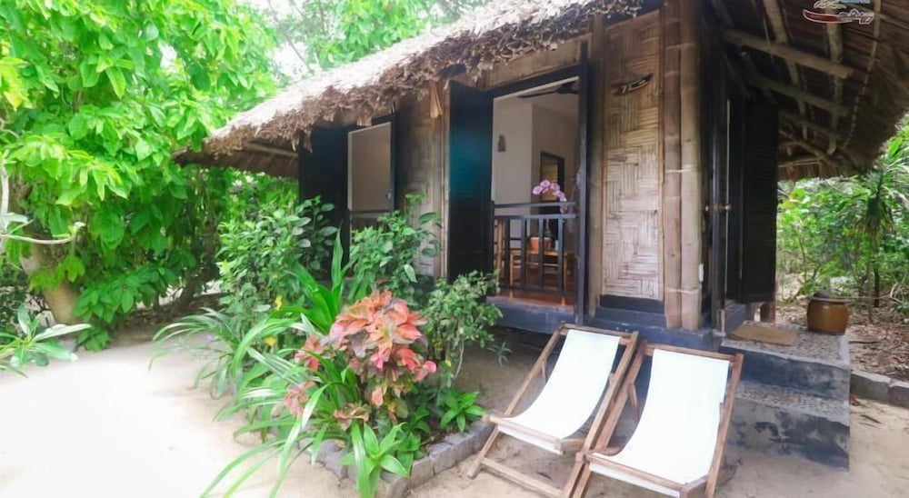 Whale Island Resort 12/68