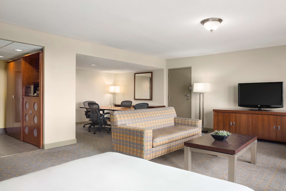DoubleTree by Hilton Hotel Dallas DFW Airport North 31/53