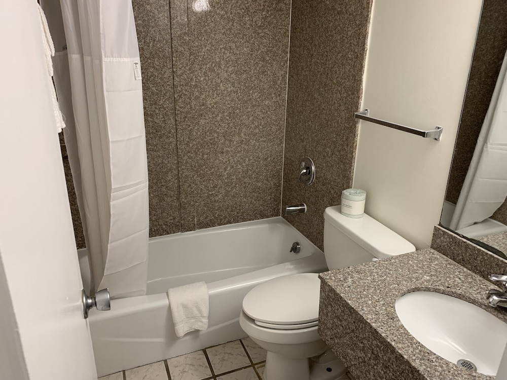Days Inn by Wyndham Columbus IN 18/37