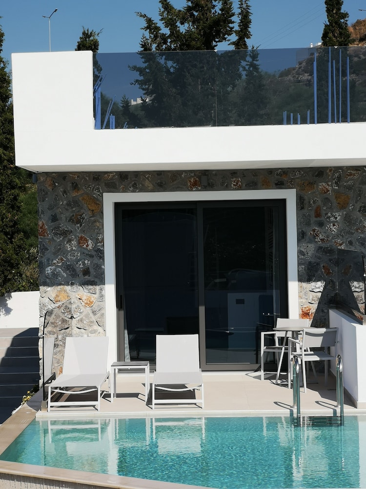 Zoes Hotel 30/36