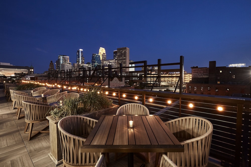Hewing Hotel 3/81