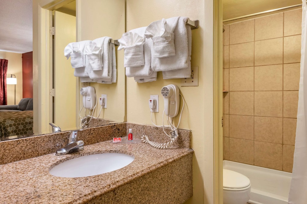 Econo Lodge Inn Suites Maingate Central 31/33