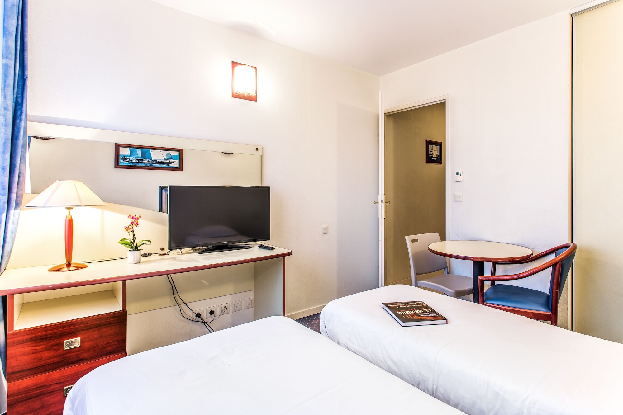 STUDIO, TWIN BEDS