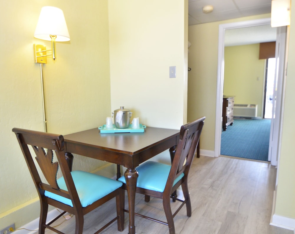 Cayman Suites Hotel 65/80