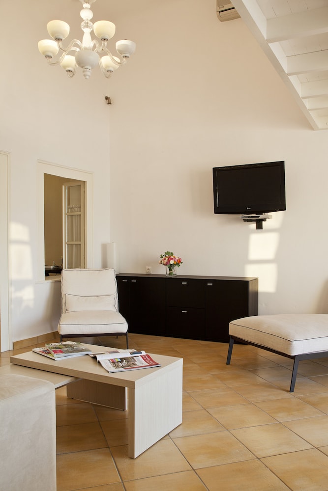 Thireas Hotel 40/69