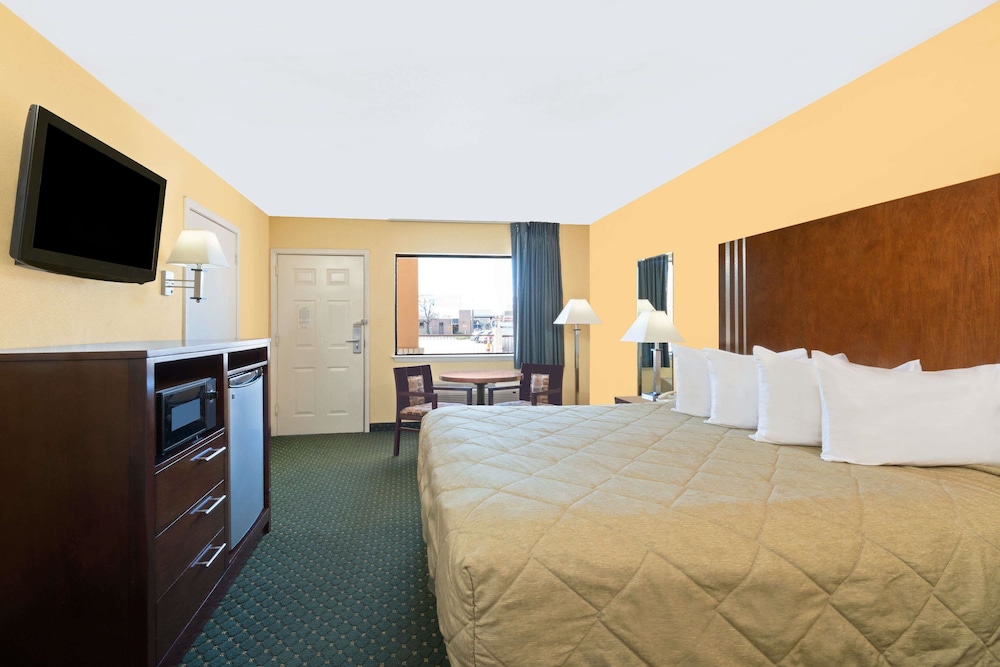 Ramada by Wyndham San Antonio Near SeaWorld/Lackland AFB 35/63