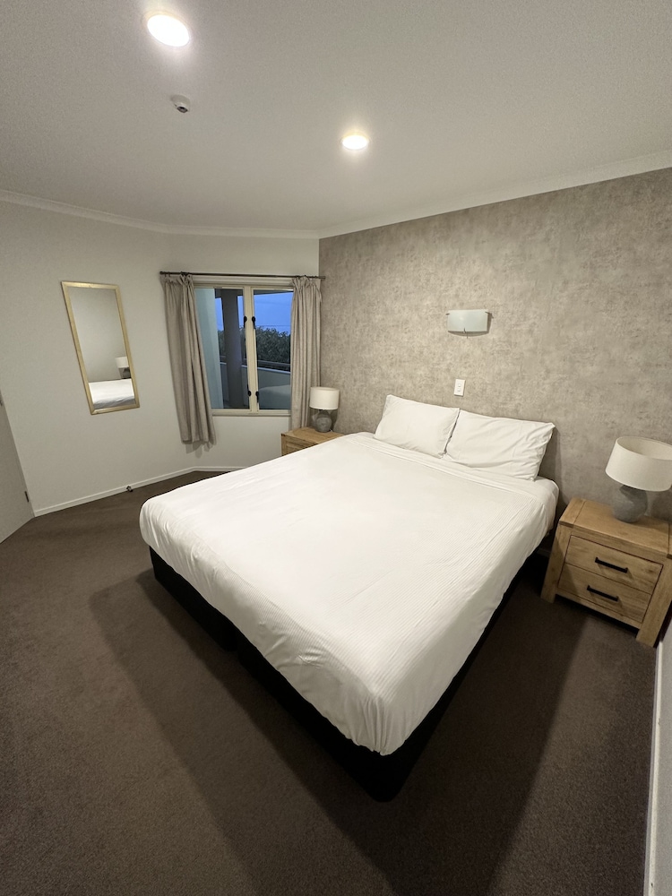 1 BEDROOM, APARTMENT, LAKE VIEW