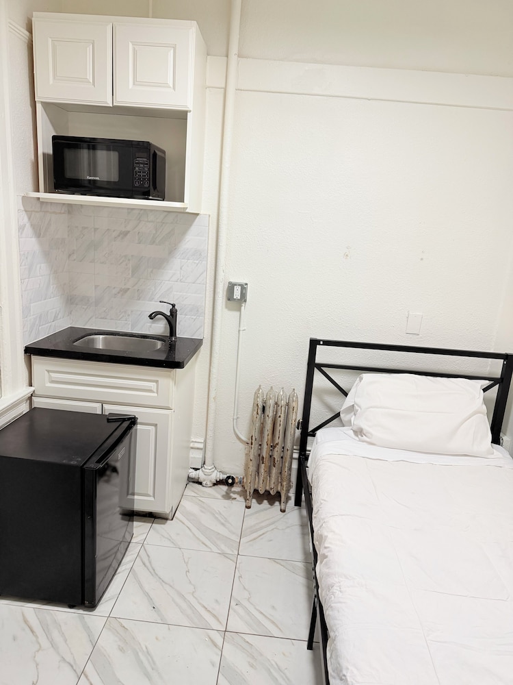 Adrian Hotel 45/66