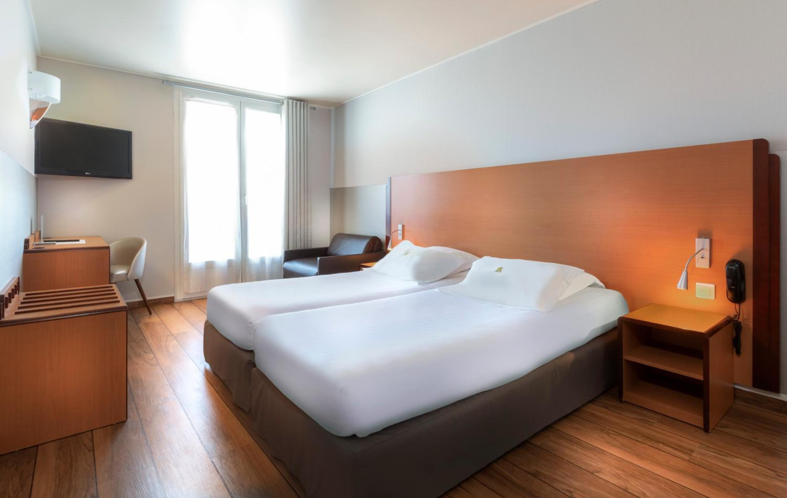 Parisian, Twin Beds, Hotel Du Lion 2/10