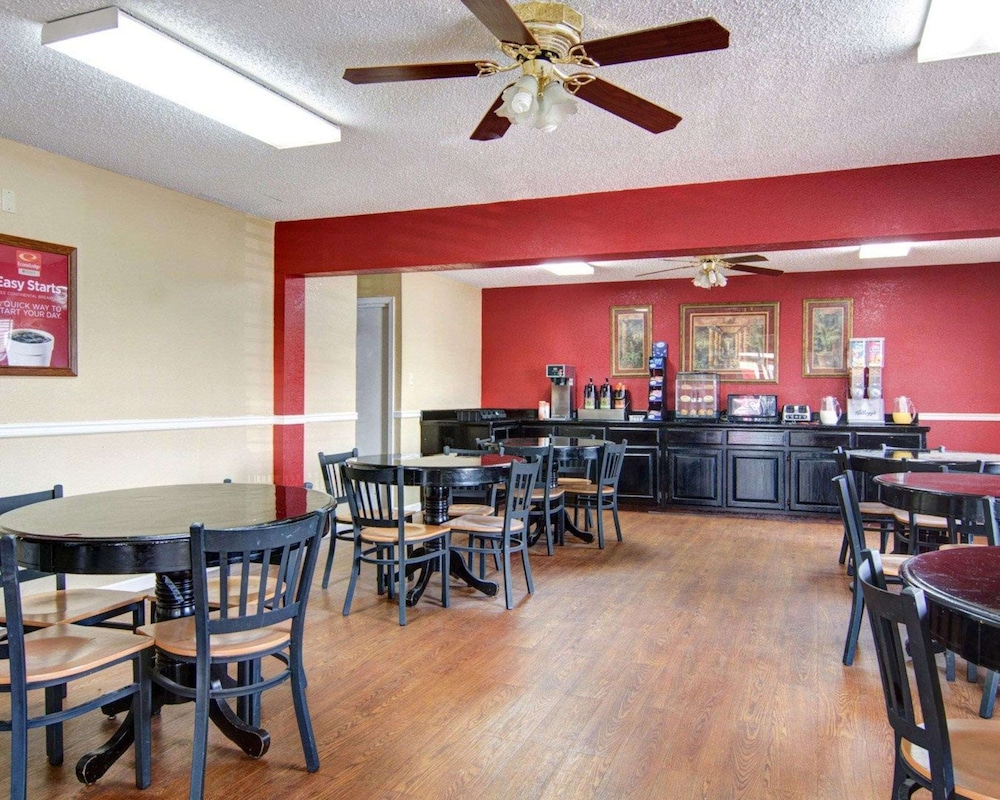 Econo Lodge Pine Bluff AR 31/35