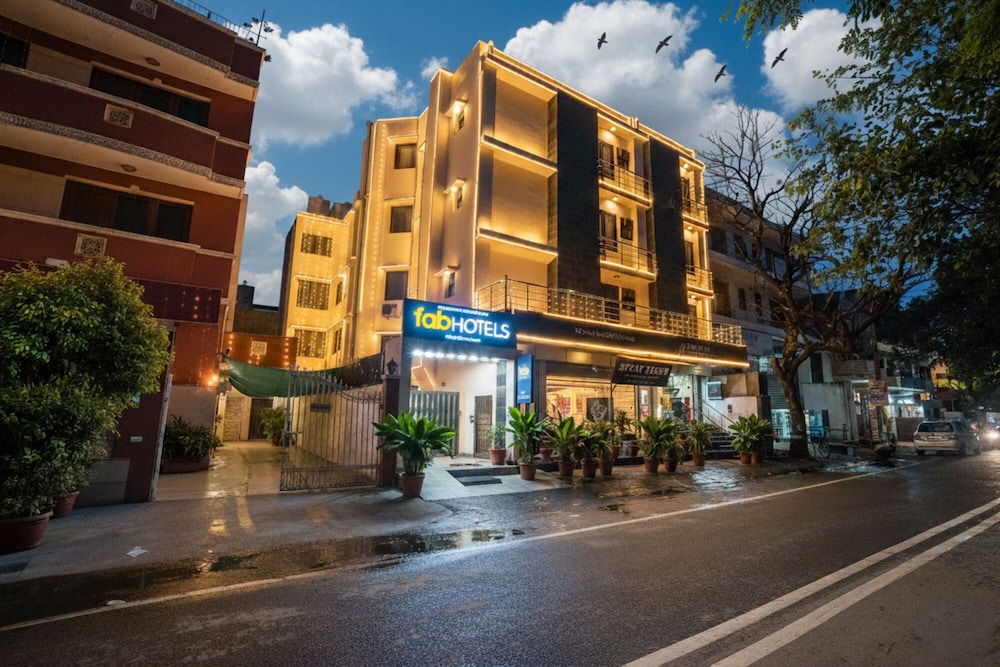 FabHotel Anutham Saket 33/36