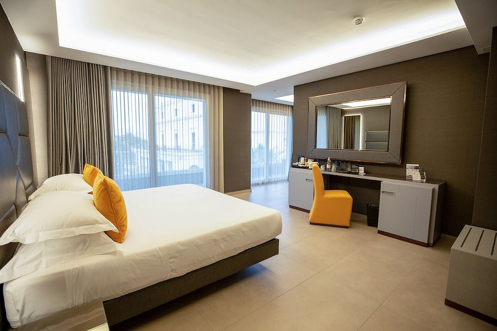 JUNIOR SUITE, PARTIAL SEA VIEW