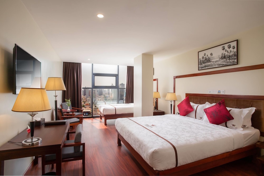 LANDMARK, FAMILY, KING BED