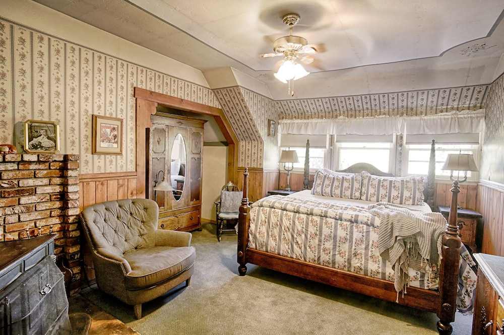 Gold Mountain Manor 18/48