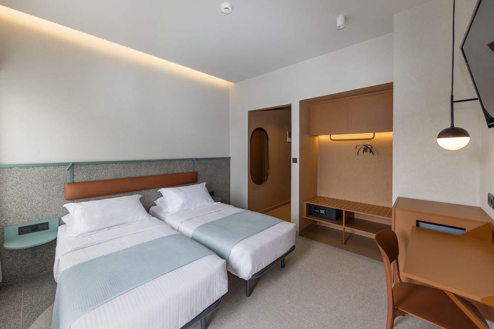 Evripides Hotel 22/69
