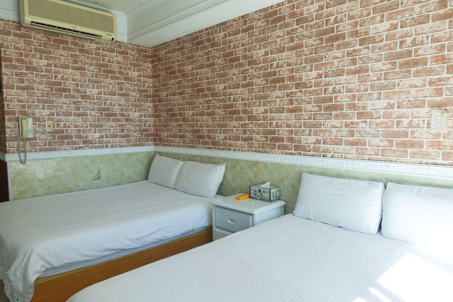 STANDARD, QUADRUPLE, 2 DOUBLE BEDS