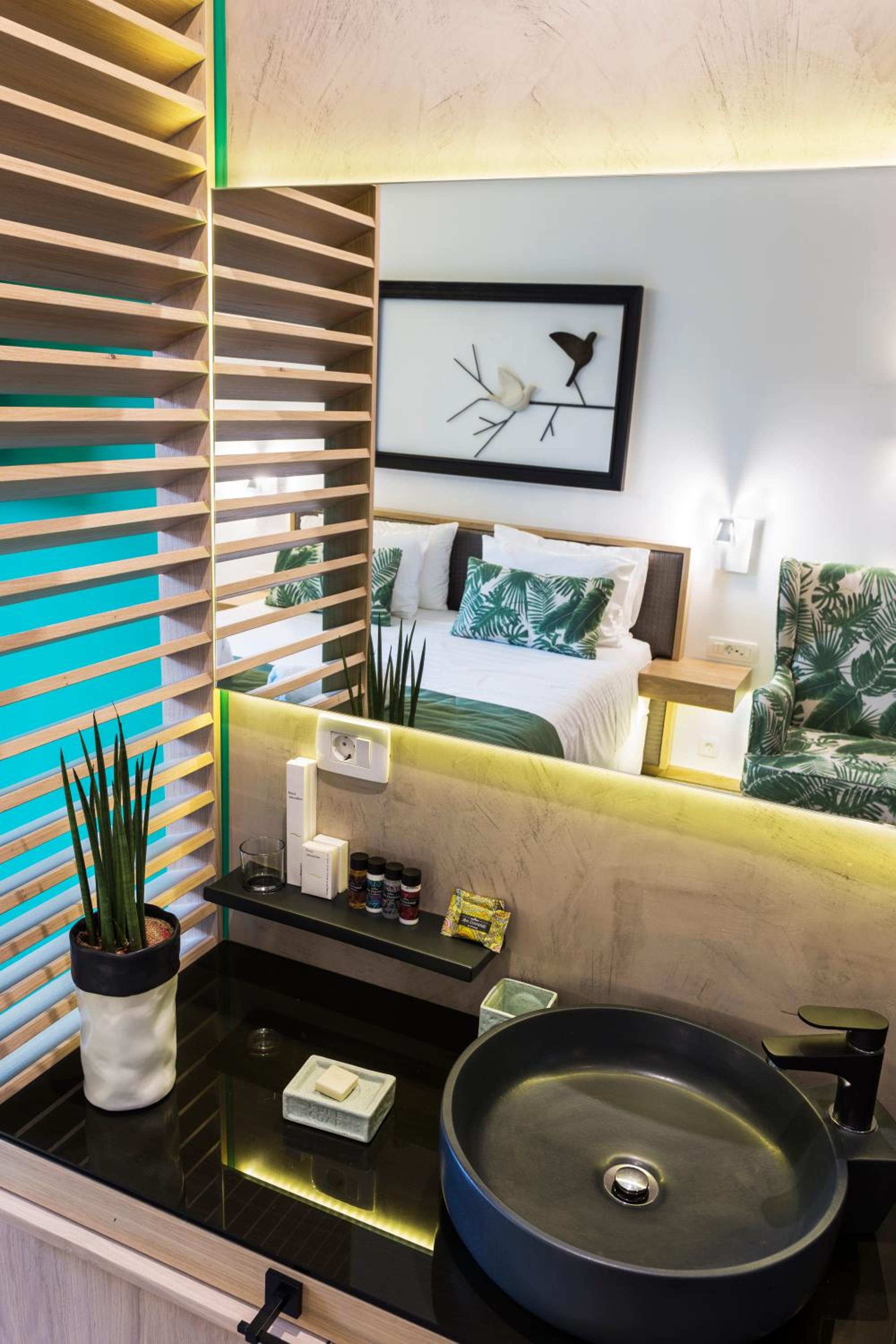 Kalamaki Luxury Suites 48/51
