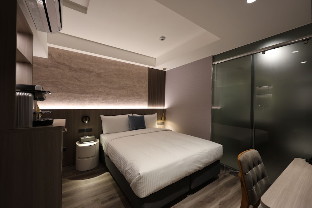 DELUXE, DOUBLE BED