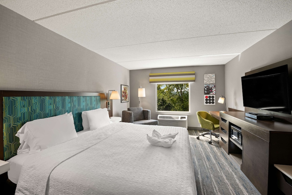 غرفة قياسية بسرير كينج، Hampton Inn & Suites Poughkeepsie 5/9