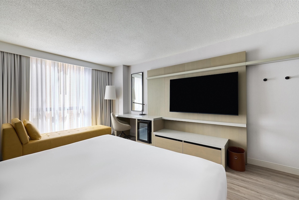 DELUXE, KING BED, HIGH FLOOR