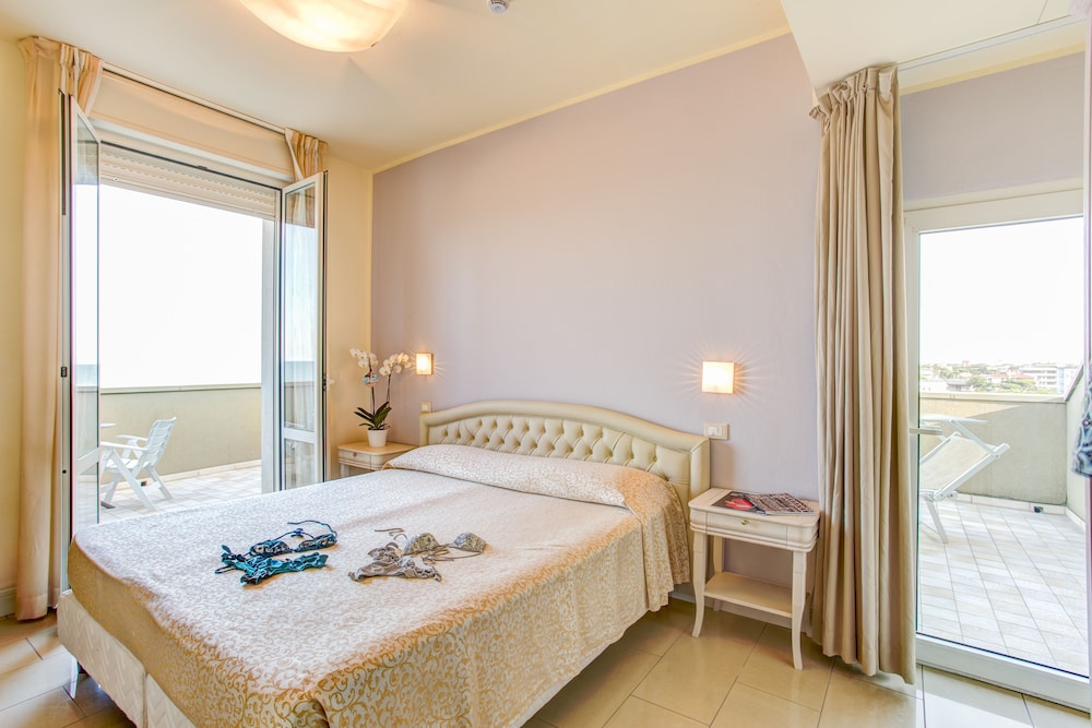 ROOM, QUEEN BED, SEA VIEW