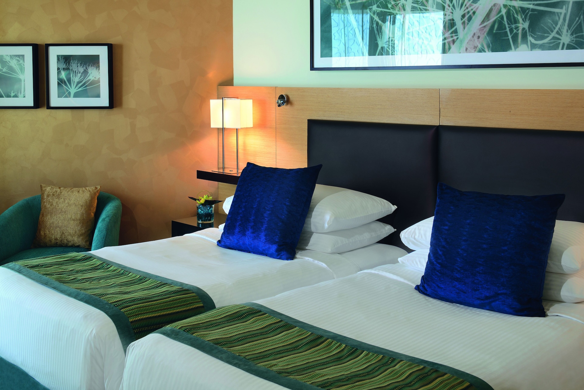 DELUXE, TWIN BEDS, PARTIAL SEA VIEW, BALCONY