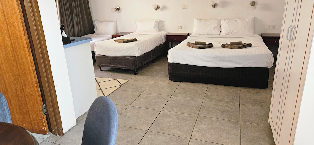 غرفة عائلية رباعية بسرير كوين وسريرين منفصلين لذوي الإعاقة، Port O Call Motel 2/5