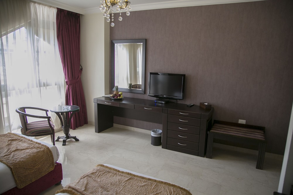 QUEENS SUITE HOTEL 44/61