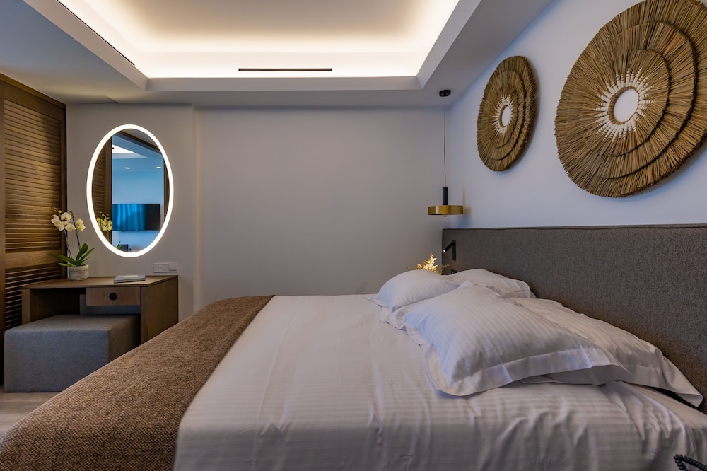 SUITE, SIDE SEA AND POOL VIEW
