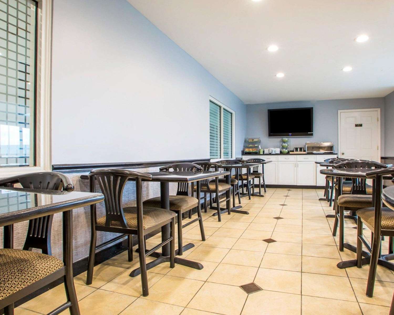 Quality Inn and Suites North Polaris 15/18