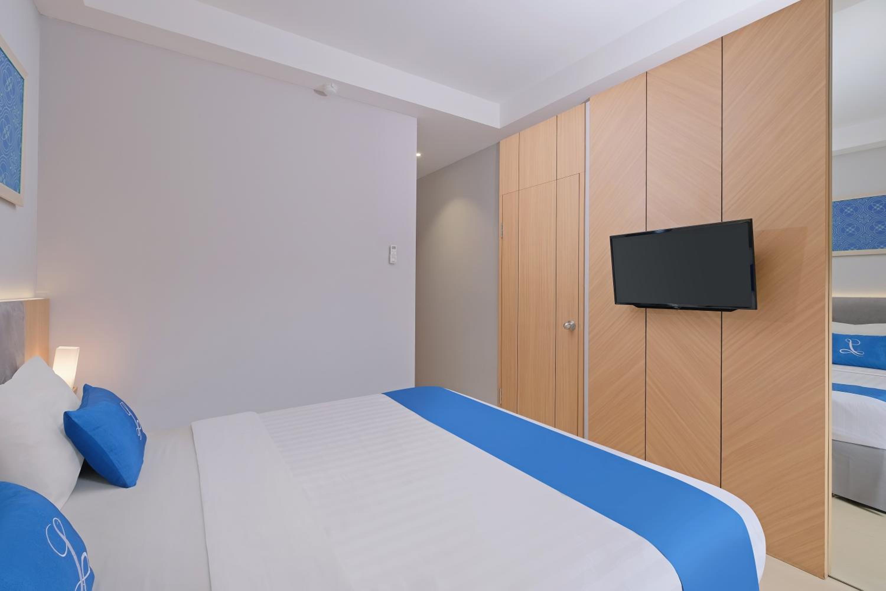 غرفة بسرير مزدوج أو سريرين منفصلين، Hotel Laksana Solo Managed by Dafam 2/3