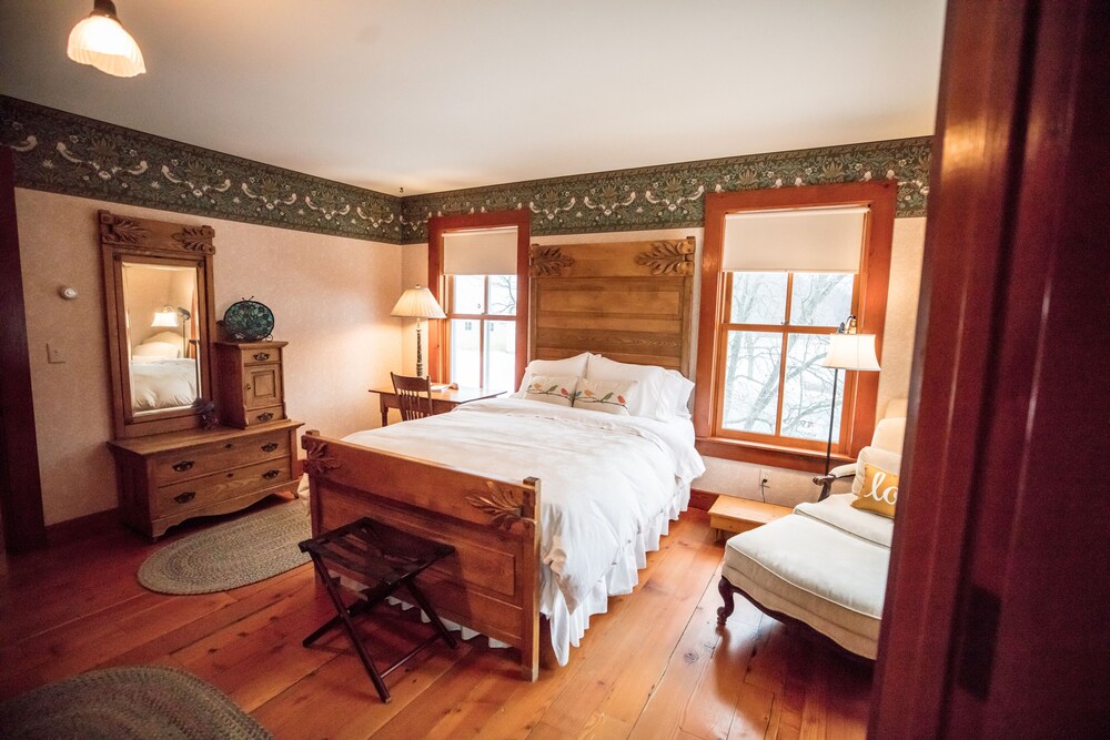 Round Barn Farm B & B Event Center 10/56