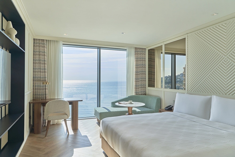 DELUXE, KING BED, OCEAN VIEW