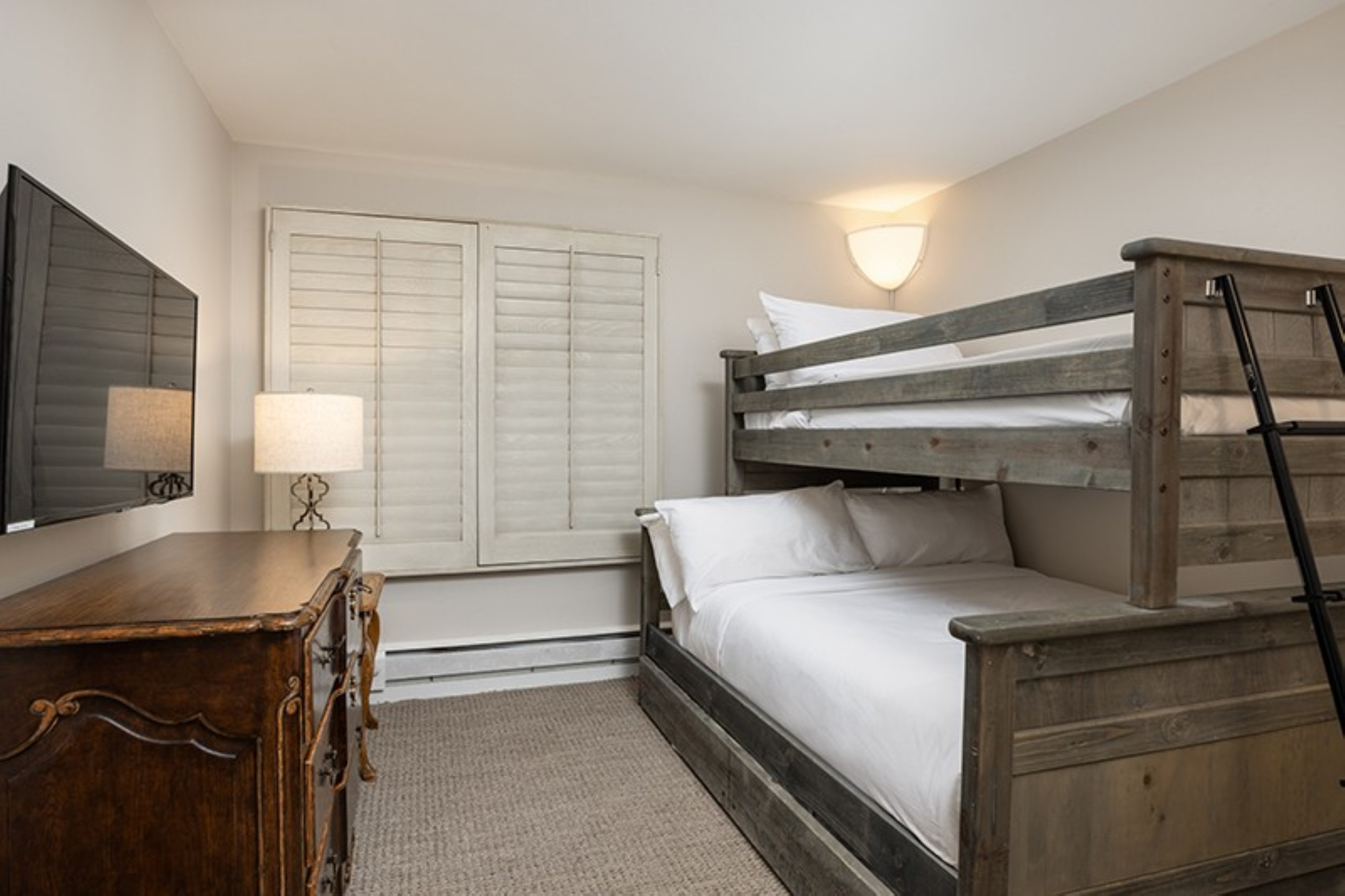 Montaneros Condominiums 8/50