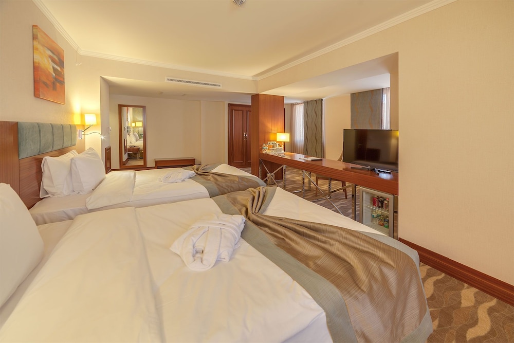 LAMEC HOTEL BUSINESS 7/32