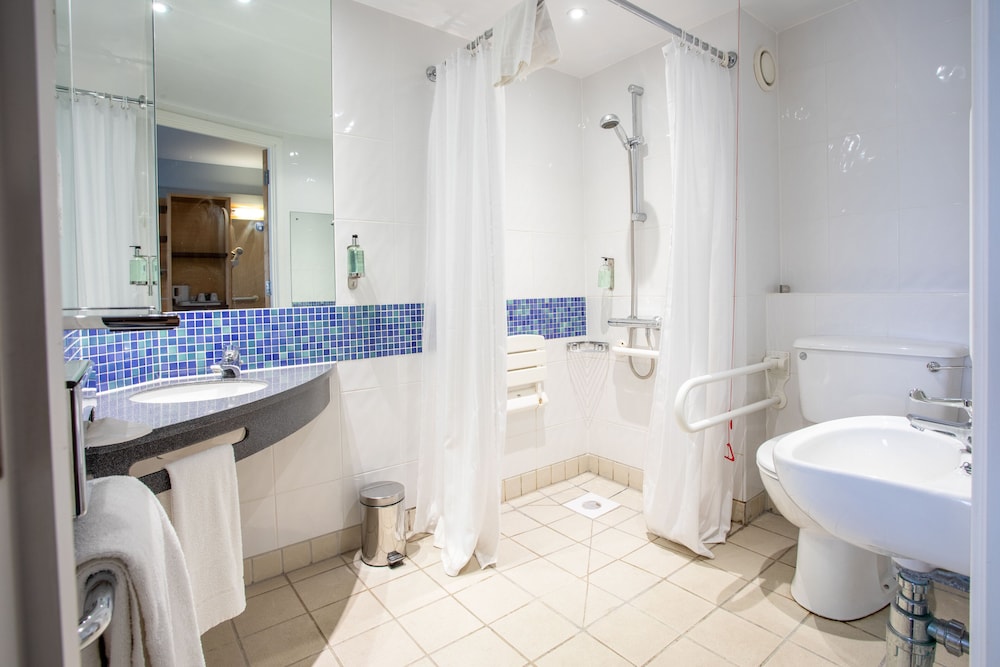 Holiday Inn Express Dunfermline 24/57