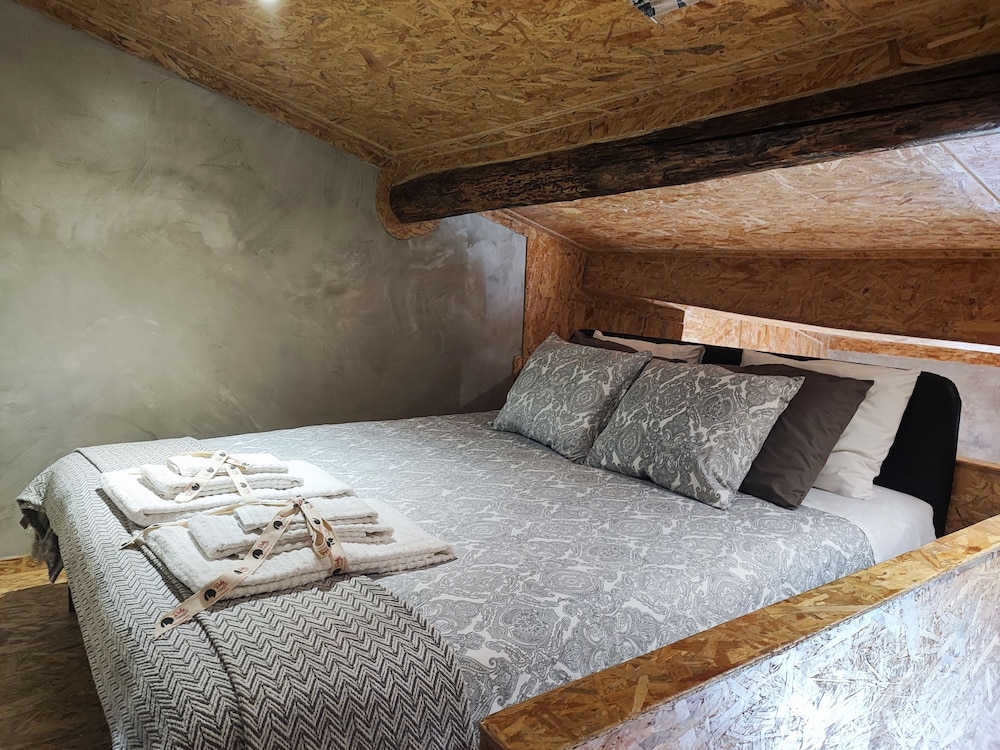 MEZZANINE, DESIGN, STUDIO, QUEEN BED, SOFA
