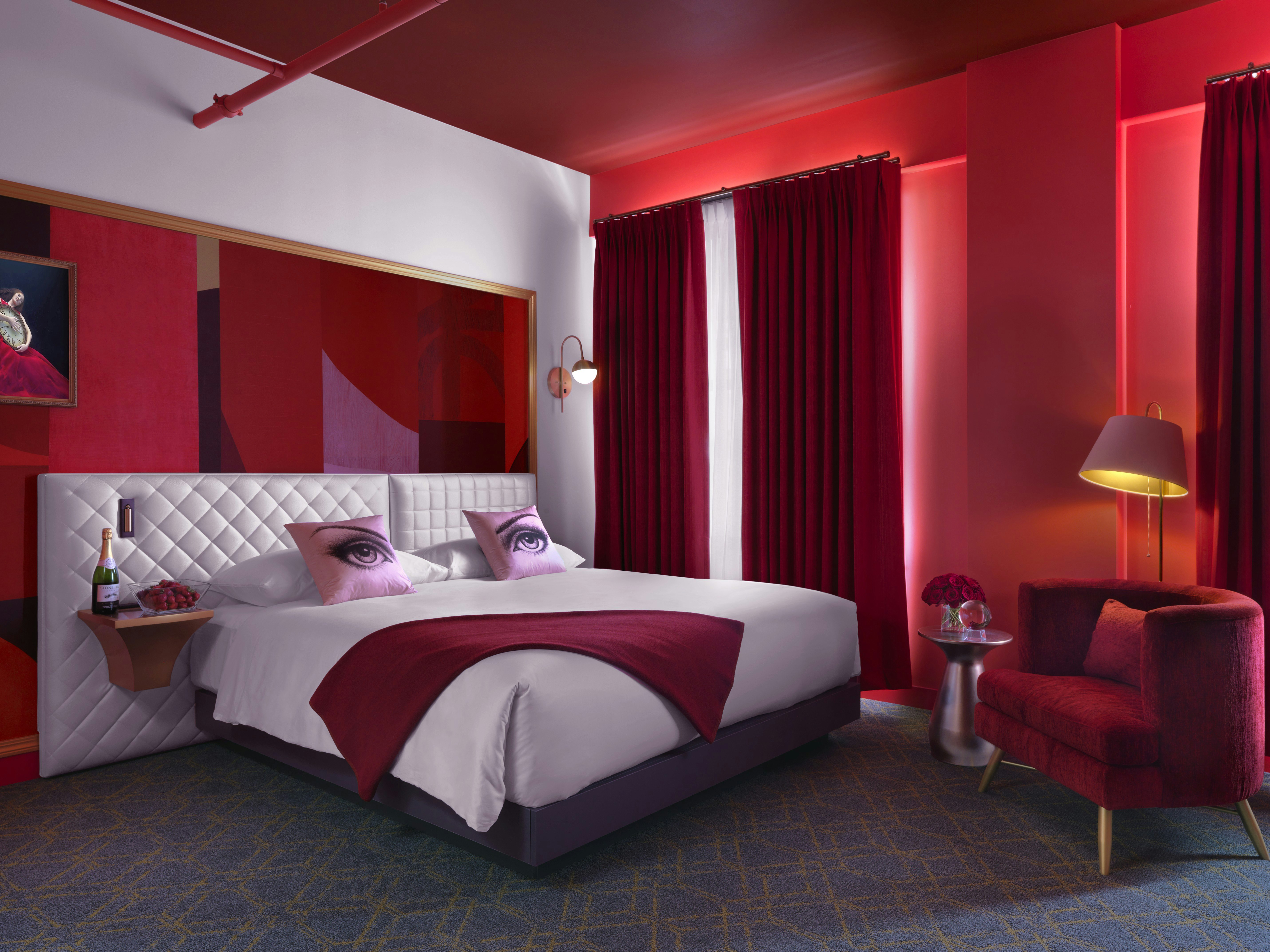 ROOM, QUEEN BED