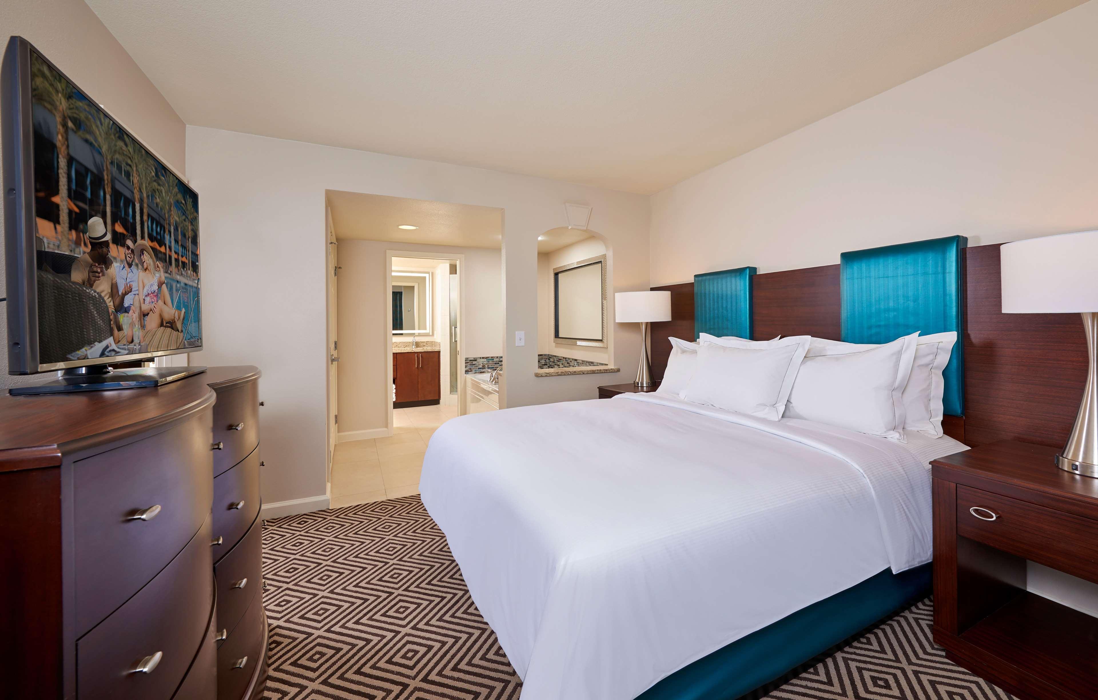 1 BEDROOM, SUITE, KING BED, SOFA