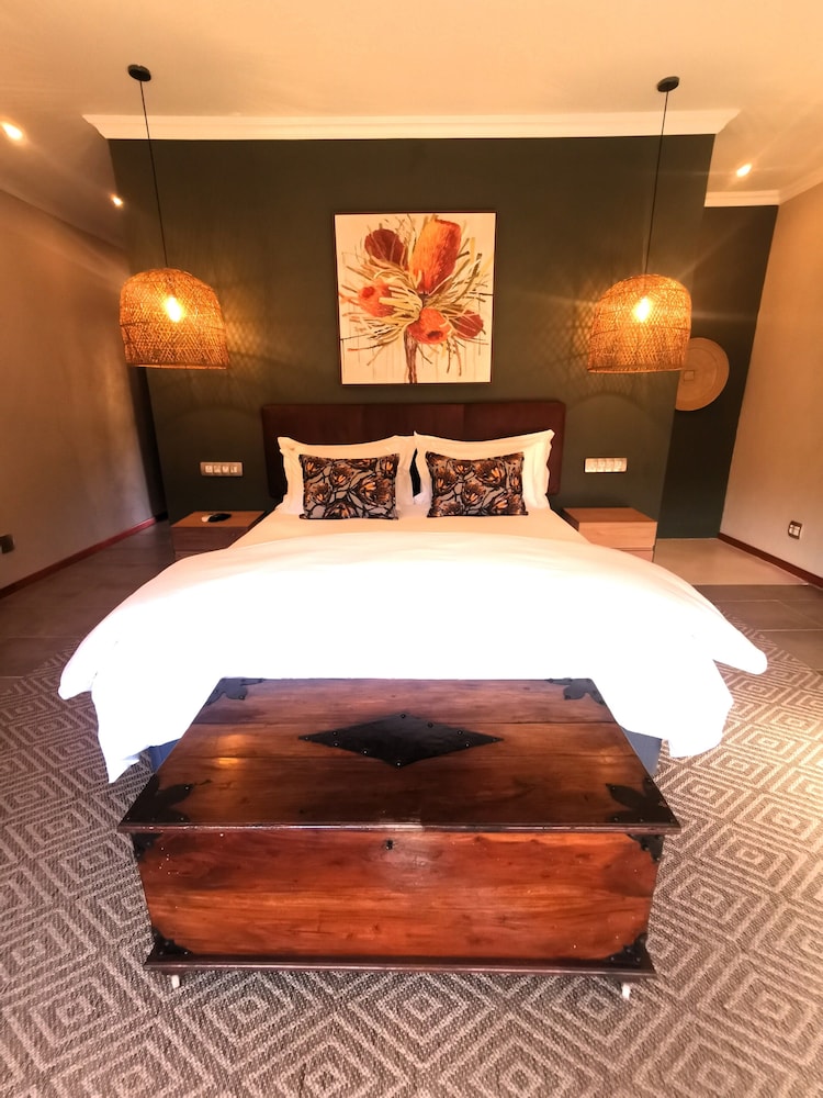 Bambuu Lakeside Lodge 12/50