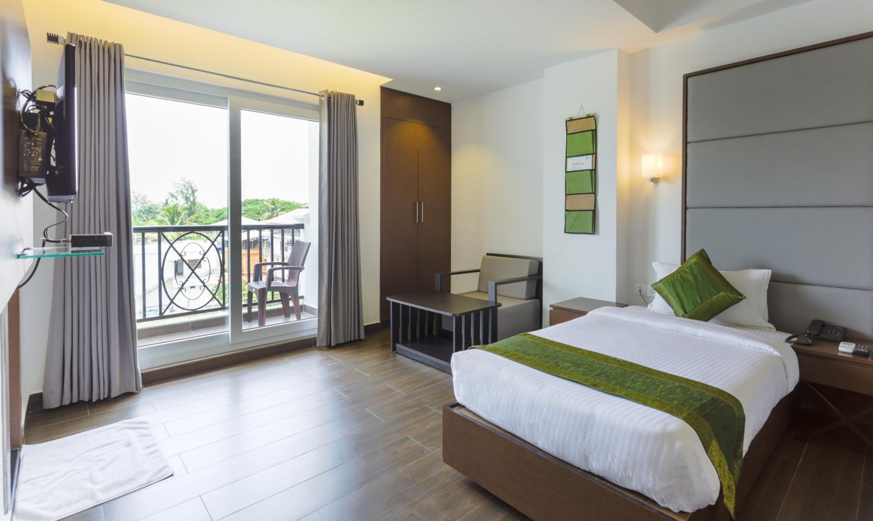 Hotel Crown Suites 13/26