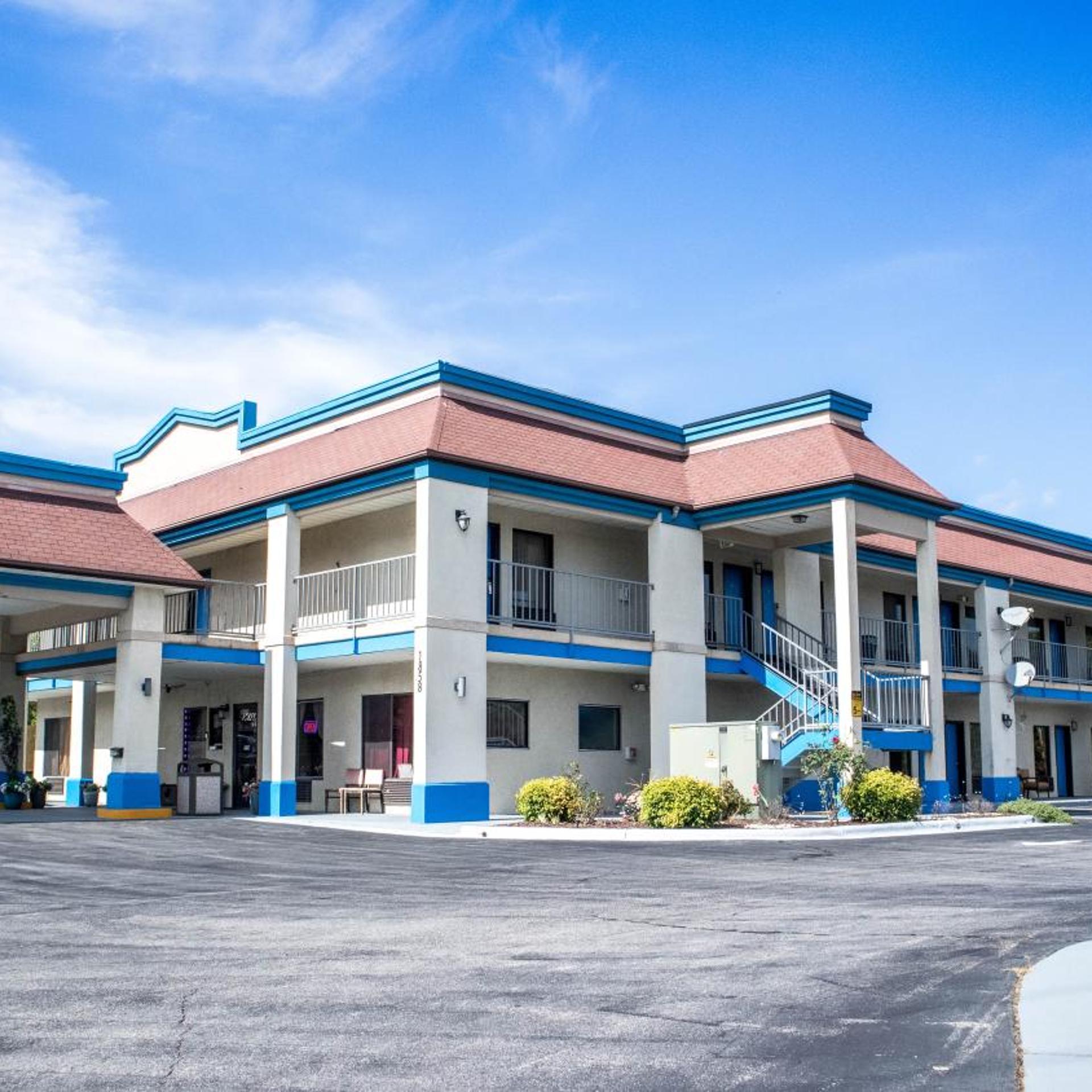 DAYS INN YANCEYVILLE 4/32