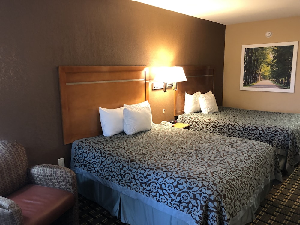Days Inn By Wyndham Columbus 12/54