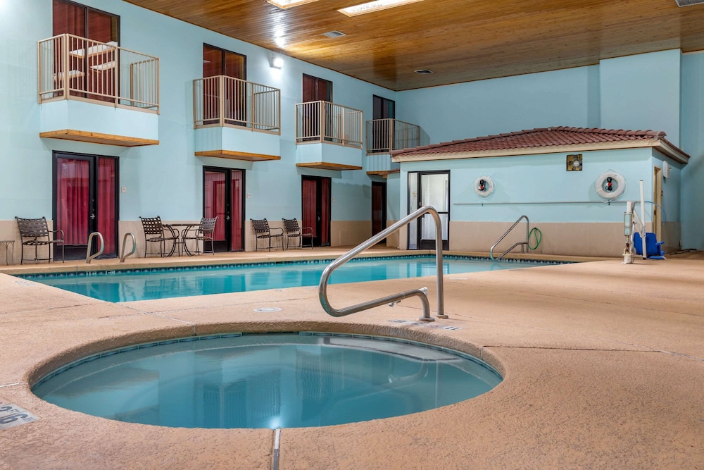 Econo Lodge West Coors Blvd 25/34